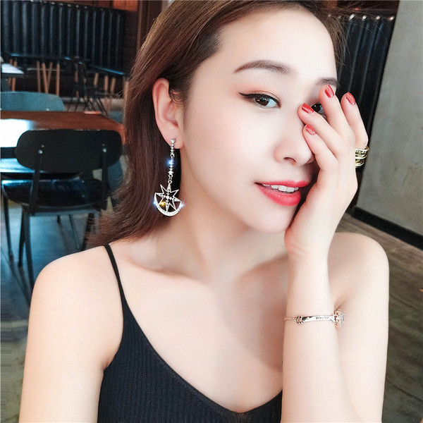 Cercei lungi de dama de culoare argintie cu pietre