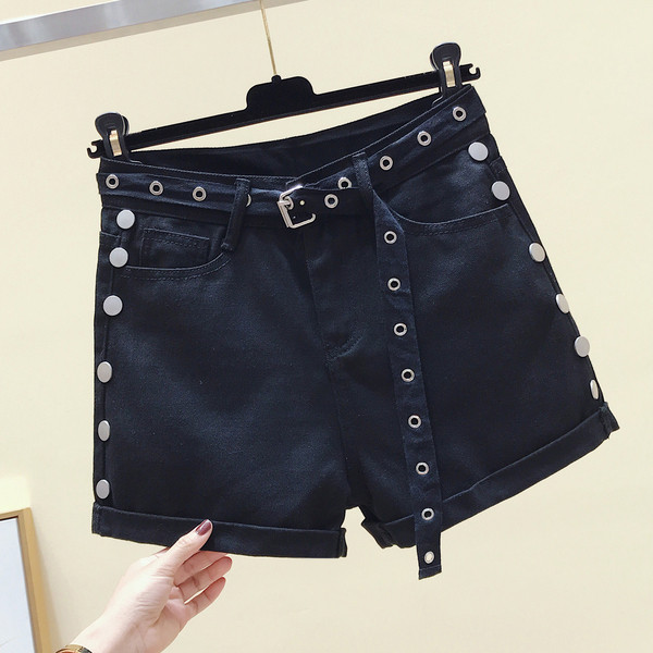 Pantaloni scurți de damă cu talie înaltă și curea de culoare neagră