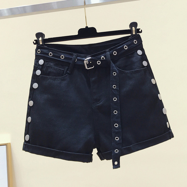 Pantaloni scurți de damă cu talie înaltă și curea de culoare neagră