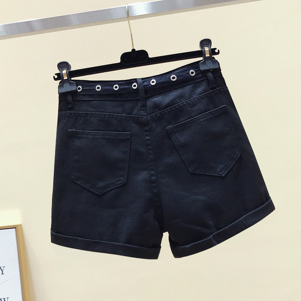 Pantaloni scurți de damă cu talie înaltă și curea de culoare neagră