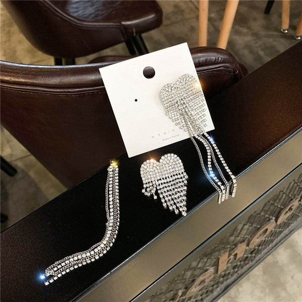 Cercei moderni de dama cu pietre de culoare argintie