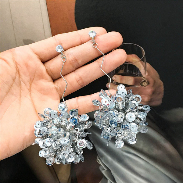 Cercei lungi de dama cu paiete in culoarea gri