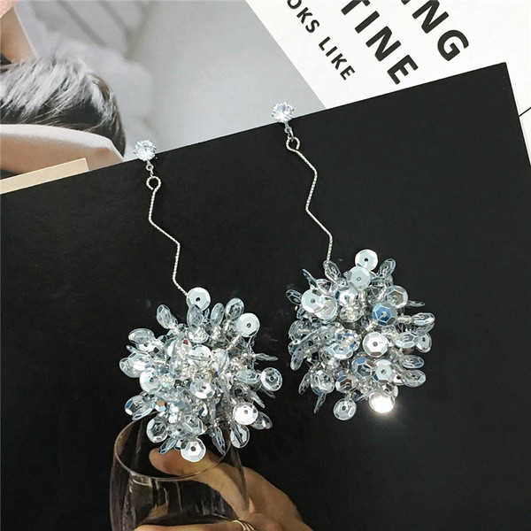 Cercei lungi de dama cu paiete in culoarea gri