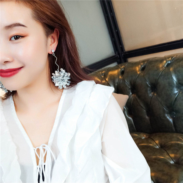 Cercei lungi de dama cu paiete in culoarea gri