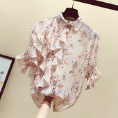 Модерна дамска риза с къс ръкав и флорални мотиви в бежов и син цвят