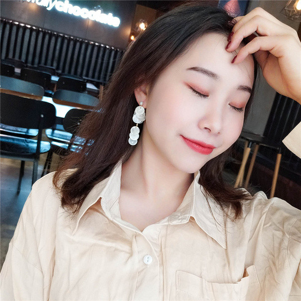 Cercei lungi de dama alb