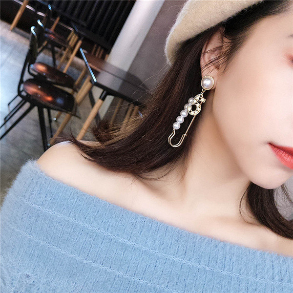 Cercei lungi de dama - de culoare aurie cu perle