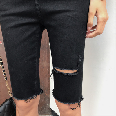 Pantaloni scurți din denim cu motive rupte în negru și albastru