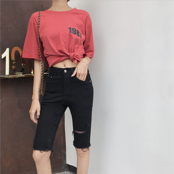 Pantaloni scurți din denim cu motive rupte în negru și albastru