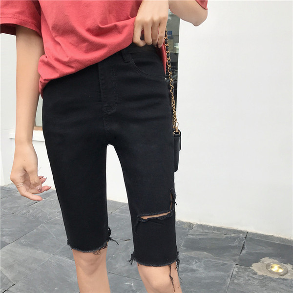 Pantaloni scurți din denim cu motive rupte în negru și albastru