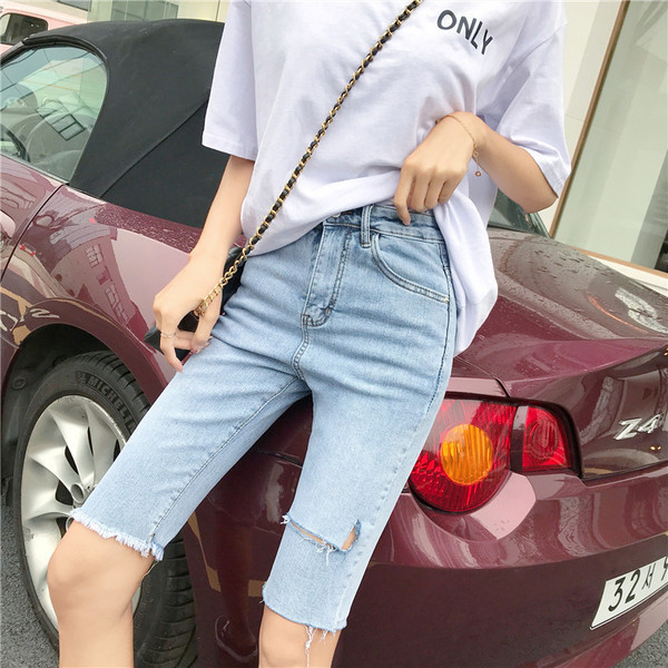 Pantaloni scurți din denim cu motive rupte în negru și albastru