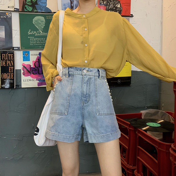 Pantaloni scurți moderni din denim model larg cu perle pe buzunare