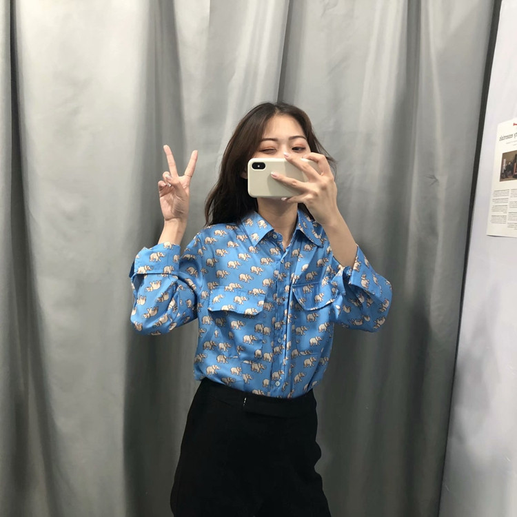 Cămașă de damă cu guler clasic și buzunare în albastru cu model