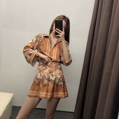 Cămașă de damă cu decolteu în V și mâneci lungi de culoare maro și model