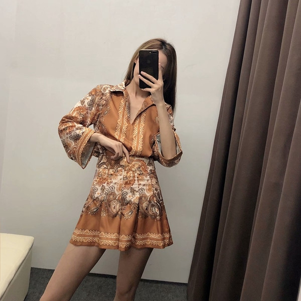 Cămașă de damă cu decolteu în V și mâneci lungi de culoare maro și model