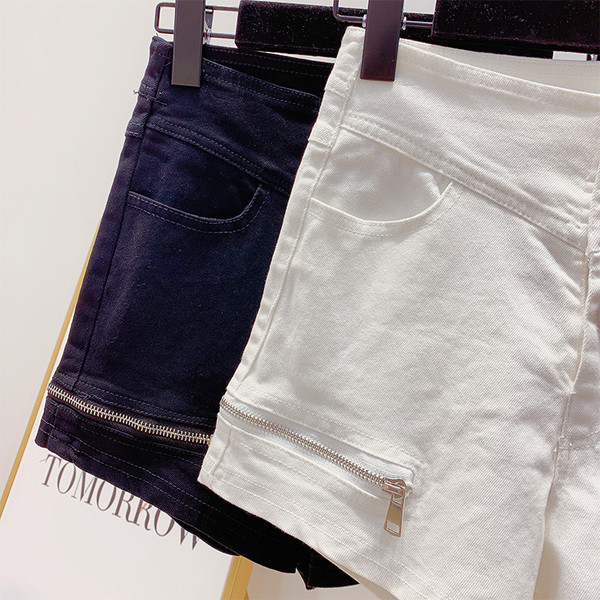 Модерни дамски къси панталони  с цип в бял и черен цвят