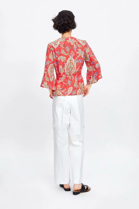 Cămașă de damă cu decolteu în V, mâneci 7/8 și legături în talie cu model cu model