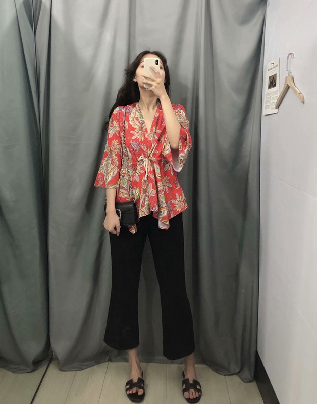 Cămașă de damă cu decolteu în V, mâneci 7/8 și legături în talie cu model cu model