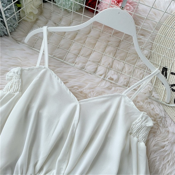 Bluză de damă modernă cu umerii goi în alb