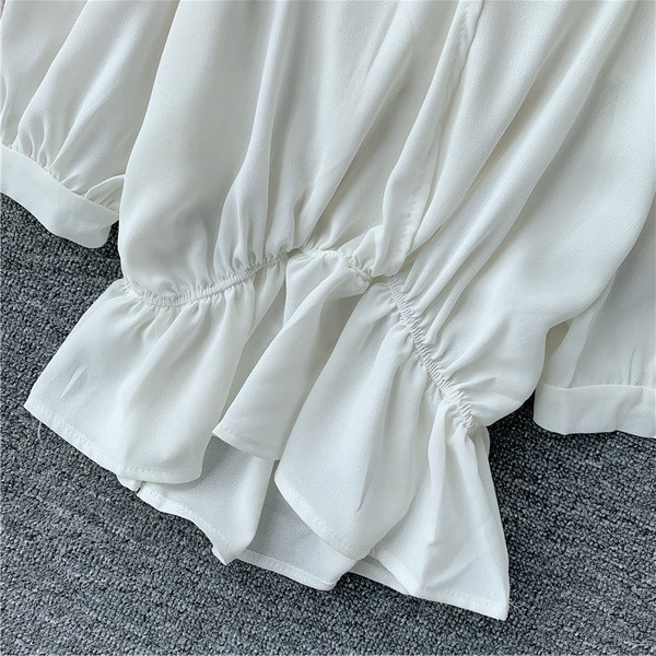 Bluză de damă modernă cu umerii goi în alb