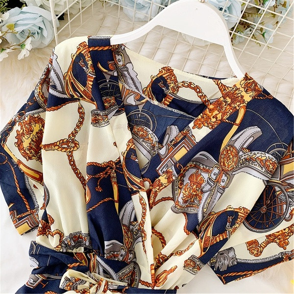 Bluză de damă elegantă, cu decolteu în V și mâneci scurte