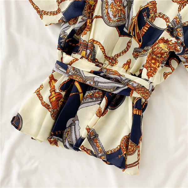 Bluză de damă elegantă, cu decolteu în V și mâneci scurte