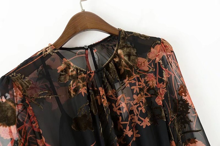 Rochie de dama din tul cu decolteu oval si maneci lungi cu elastic