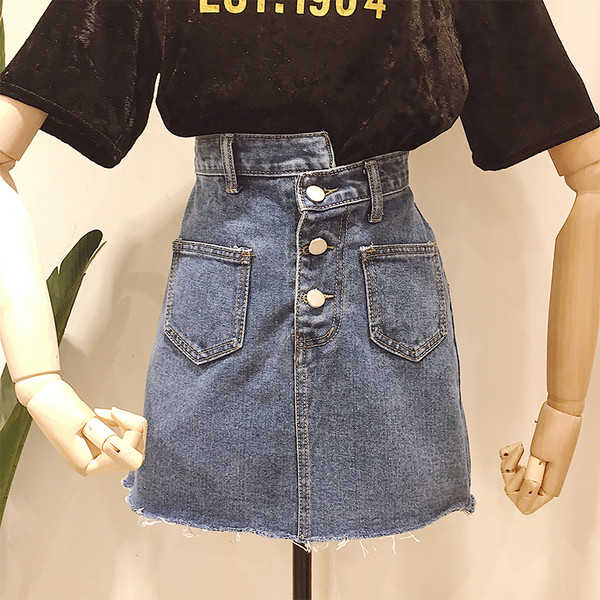 Fusta moderna din denim cu nasturi si buzunare in culori deschise si inchise