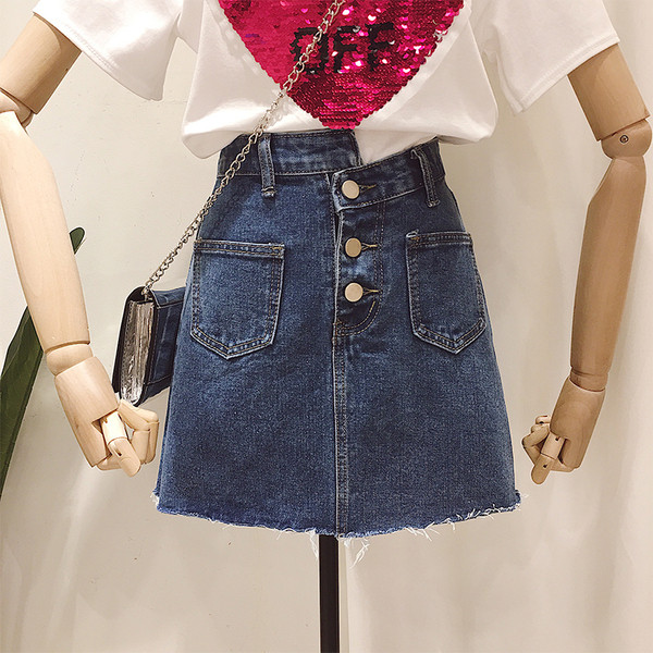 Fusta moderna din denim cu nasturi si buzunare in culori deschise si inchise