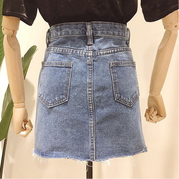 Fusta moderna din denim cu nasturi si buzunare in culori deschise si inchise