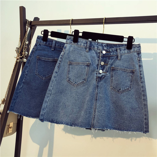 Fusta moderna din denim cu nasturi si buzunare in culori deschise si inchise