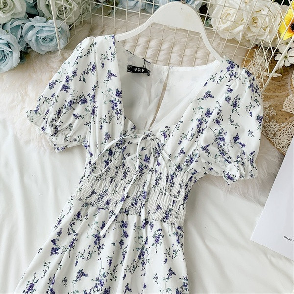 Rochie casual de dama, cu maneci scurte si decolteu adanc, in alb