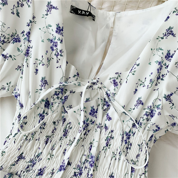 Rochie casual de dama, cu maneci scurte si decolteu adanc, in alb