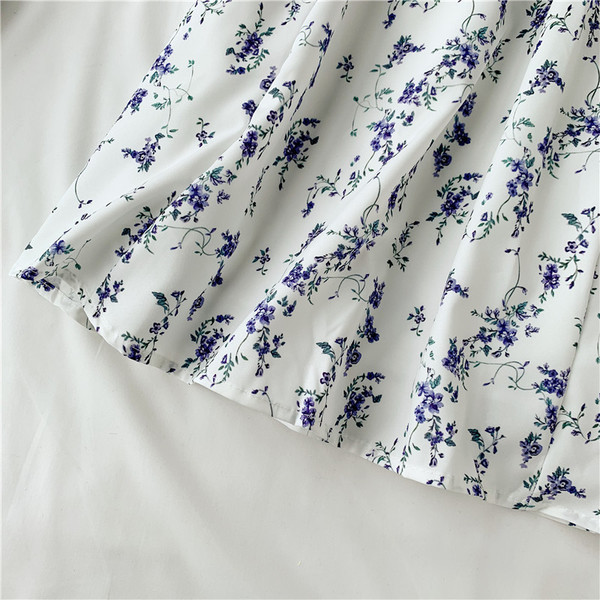 Rochie casual de dama, cu maneci scurte si decolteu adanc, in alb