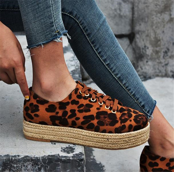 Μοντέρνα πάνινα γυναικεία αθλητικά  παπούτσια  σε τρία χρώματα