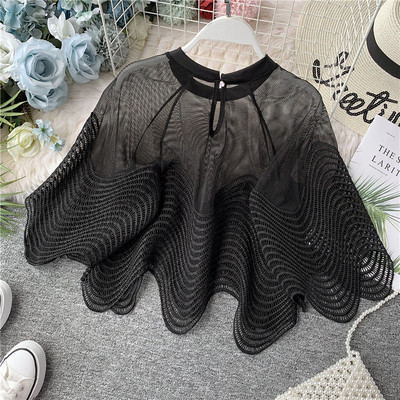 Bluză de damă modernă cu decolteu O și mâneci largi în alb și negru