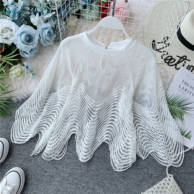 Bluză de damă modernă cu decolteu O și mâneci largi în alb și negru