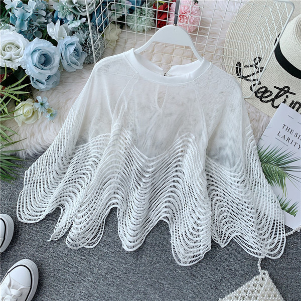 Bluză de damă modernă cu decolteu O și mâneci largi în alb și negru