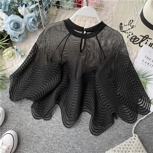 Bluză de damă modernă cu decolteu O și mâneci largi în alb și negru