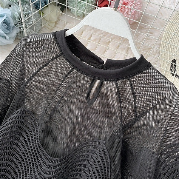 Bluză de damă modernă cu decolteu O și mâneci largi în alb și negru