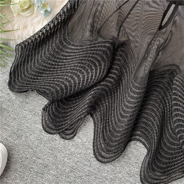 Bluză de damă modernă cu decolteu O și mâneci largi în alb și negru