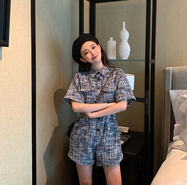 Κομψή γυναικεία  ολόσωμη φόρμα  με κοντό μανίκι με  γιακά σε μπλε χρώμα