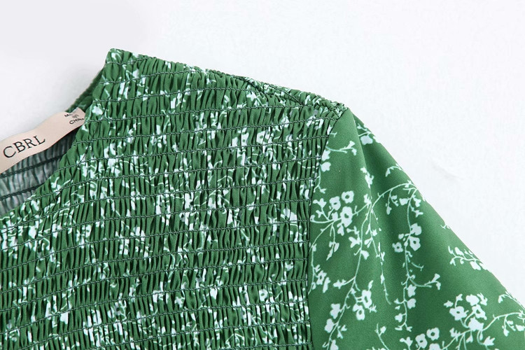 Rochie lejeră cu decolteu oval și mâneci scurte de culoare și model verde