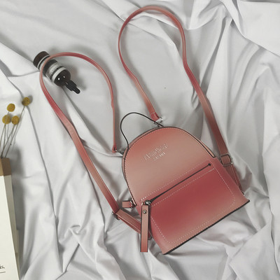 Rucsac modern de damă cu o inscripție în roz, galben și negru