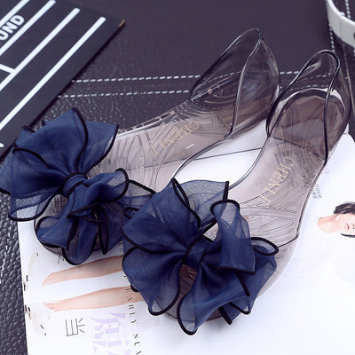 Μοντέρνα γυναικεία σανδάλια με κορδέλα είναι διάφορα χρώματα