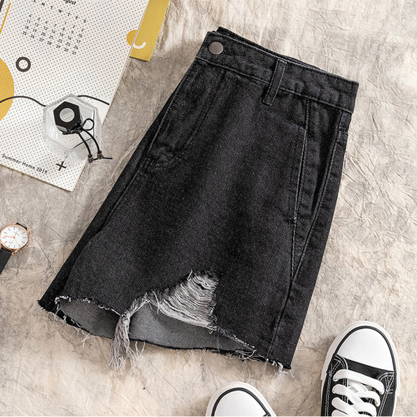 Blugi moderni scurti de dama in negru cu buzunar si motiv rupt