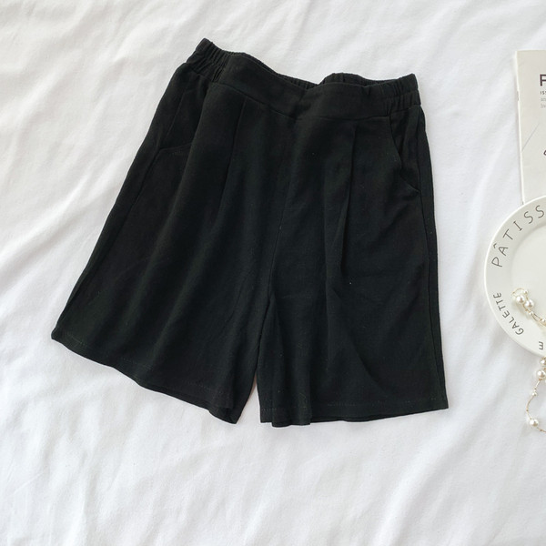 Pantaloni scurți de damă în alb și negru