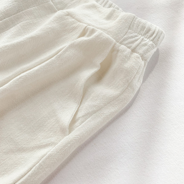 Pantaloni scurți de damă în alb și negru