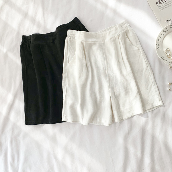 Pantaloni scurți de damă în alb și negru