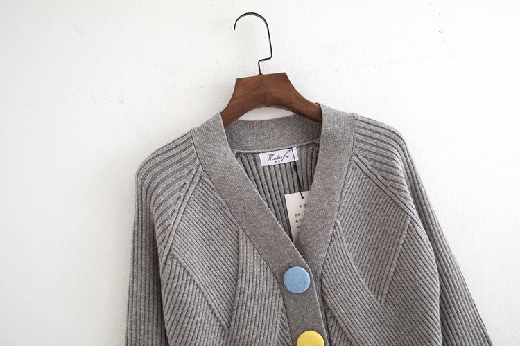 Vesta de dama cu maneca lunga in gri si nasturi colorati